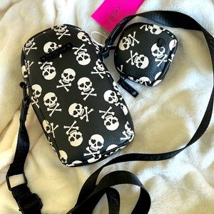 Betsey Johnson skull crossbody with detachable air pods case